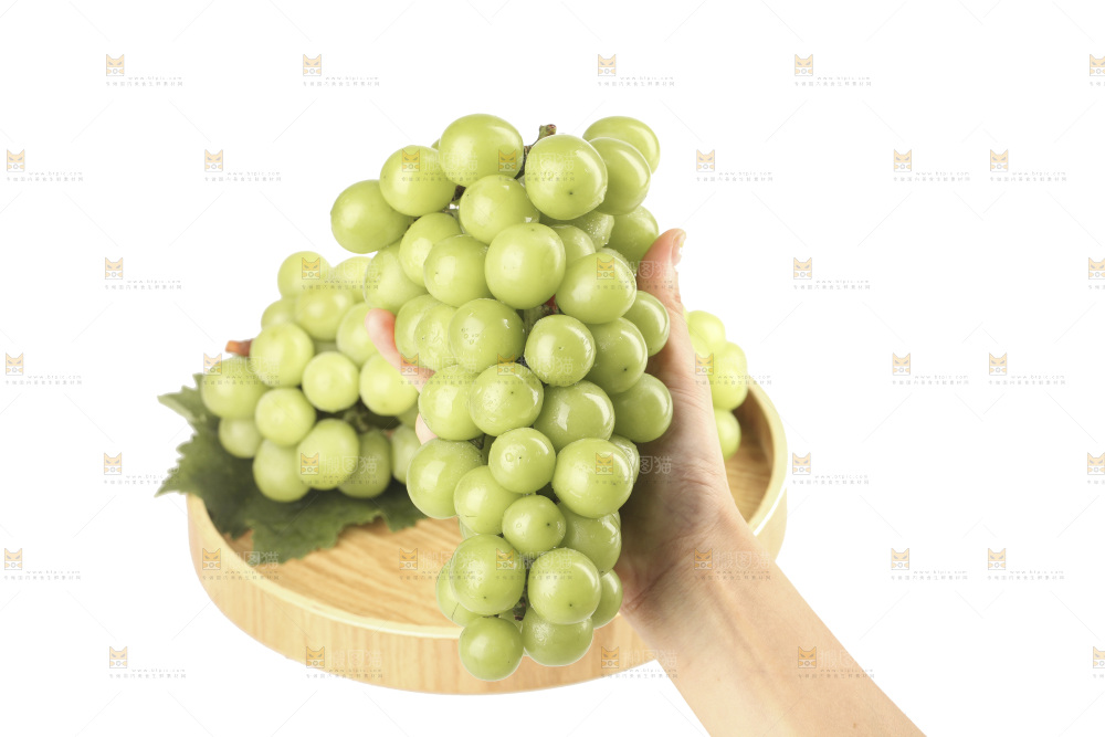 白底上的水晶青葡萄