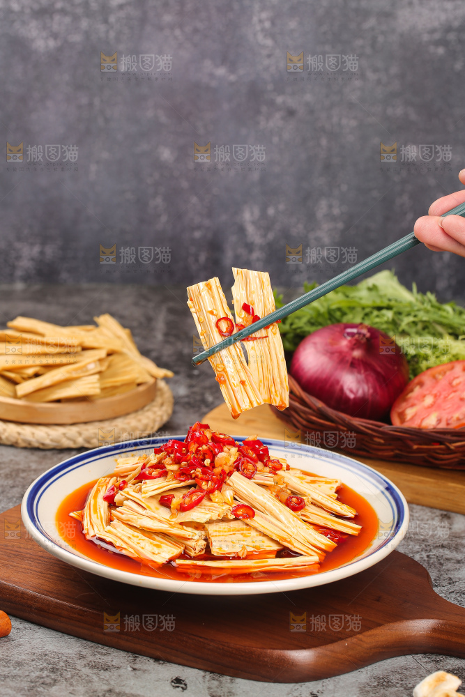 深底上的凉拌腐竹