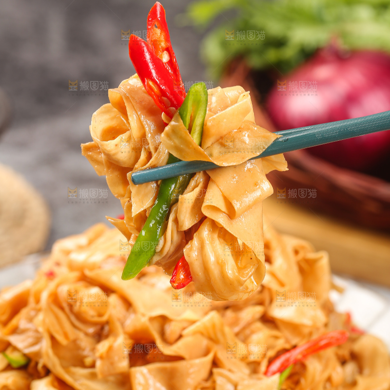 深底上的炒豆皮