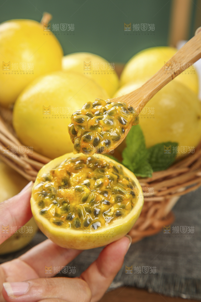 木底上的黄金百香果