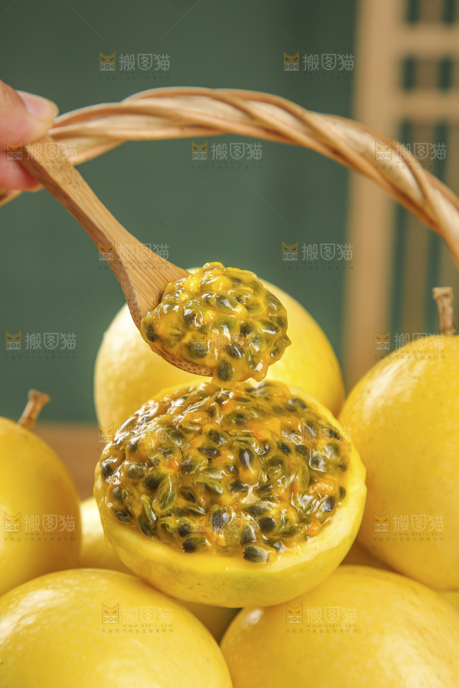木底上的黄金百香果