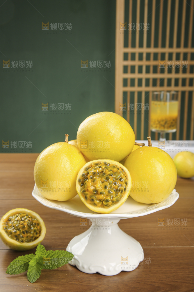 木底上的黄金百香果