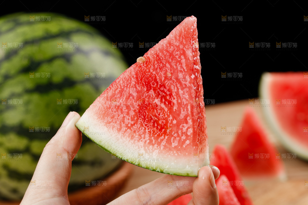 木底上的手撕西瓜