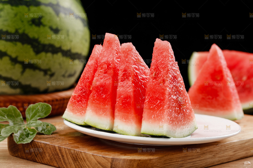 木底上的手撕西瓜