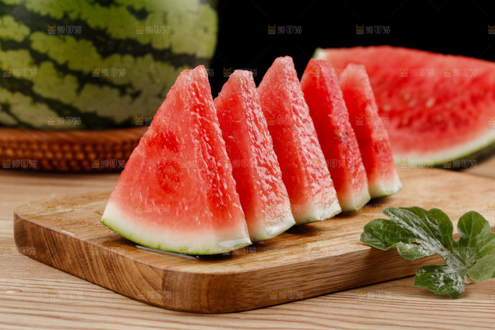木底上的手撕西瓜