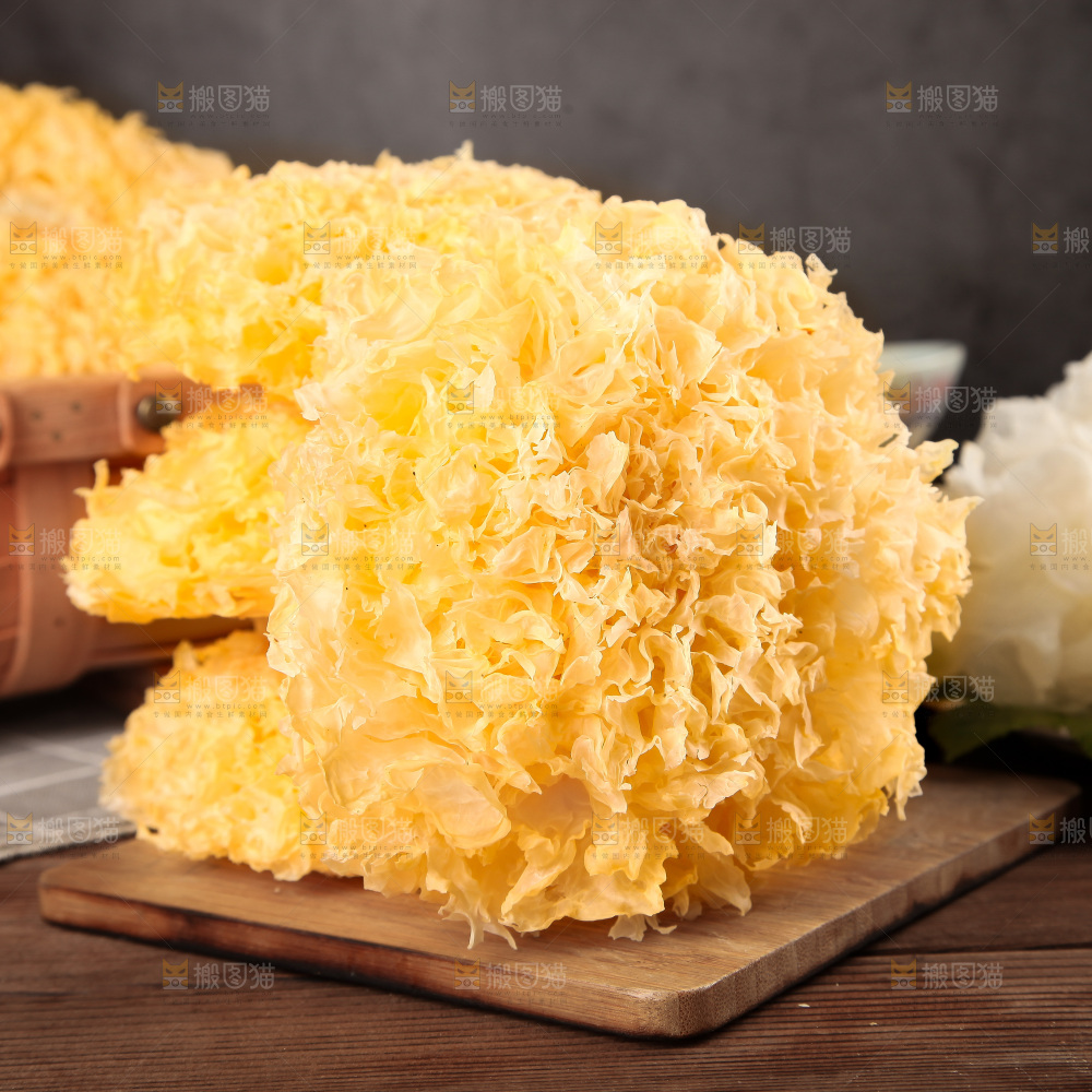 深底上的银耳