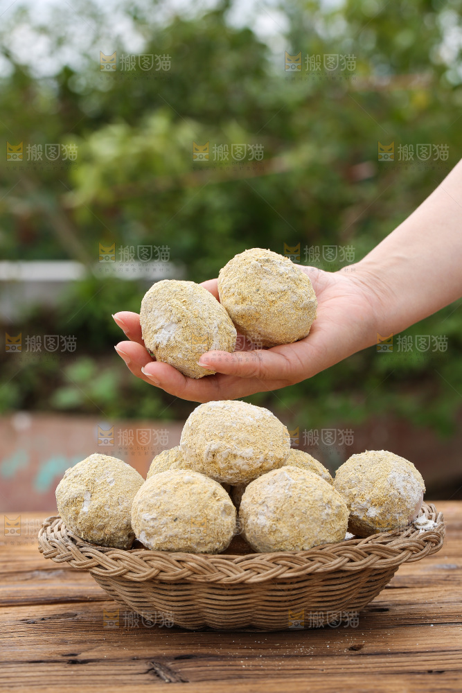 手里拿着变蛋