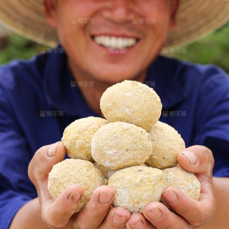 手里拿着变蛋