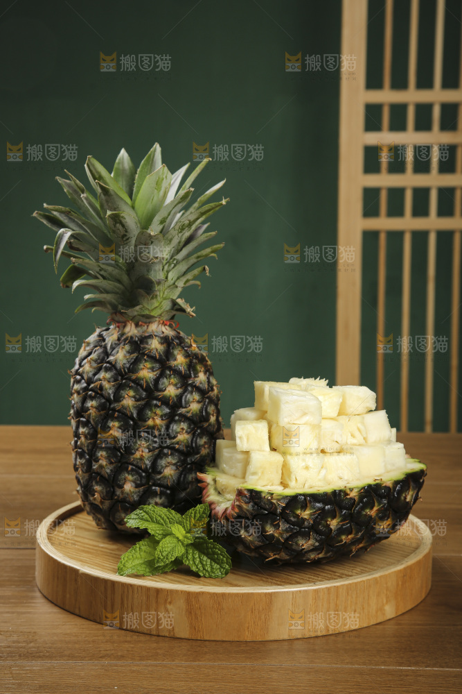 木底上的牛奶凤梨