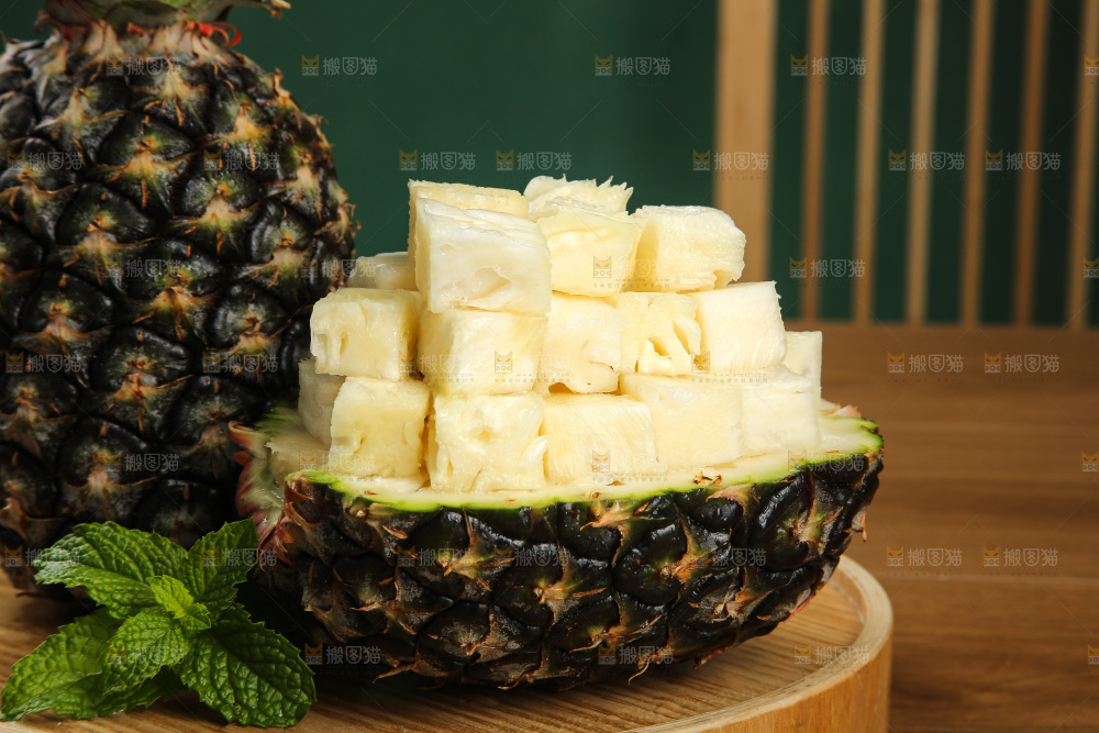 木底上的牛奶凤梨