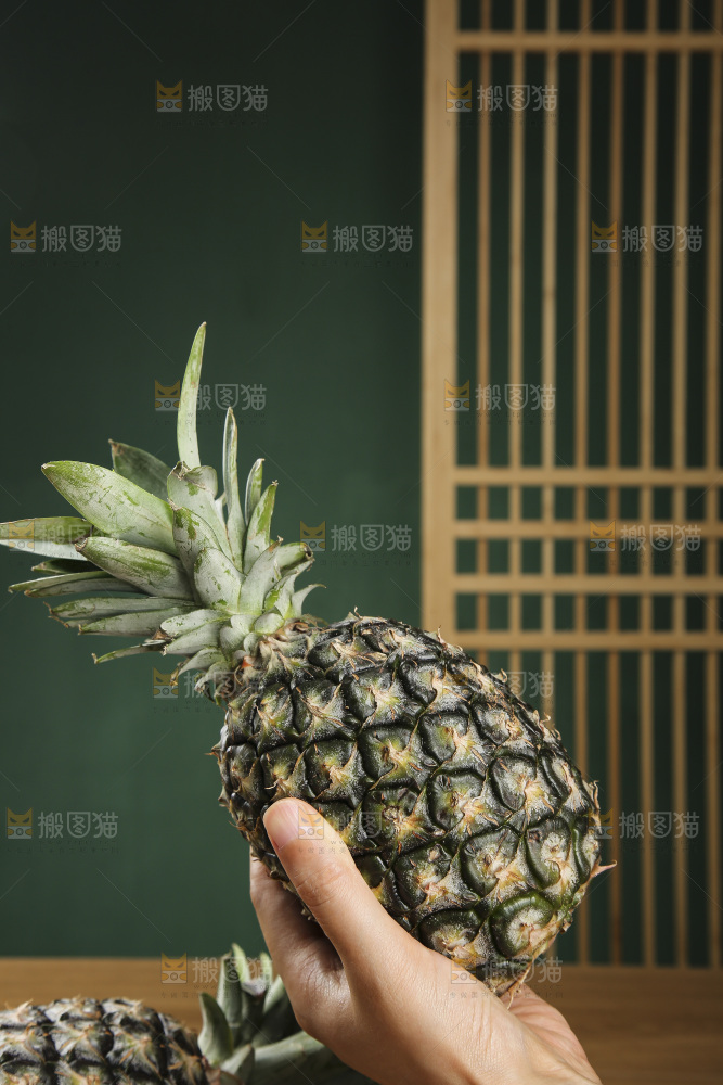 木底上的牛奶凤梨