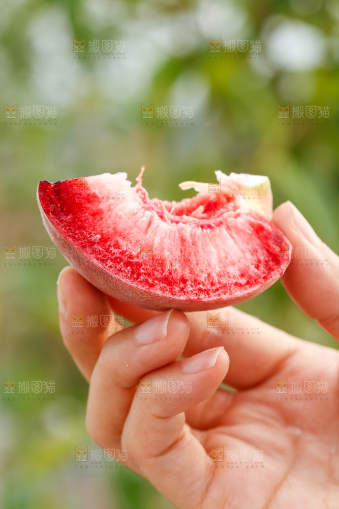 手里拿着血桃