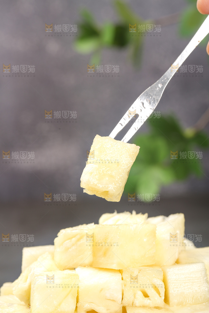 深底上的牛奶凤梨