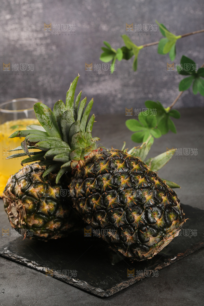 深底上的牛奶凤梨