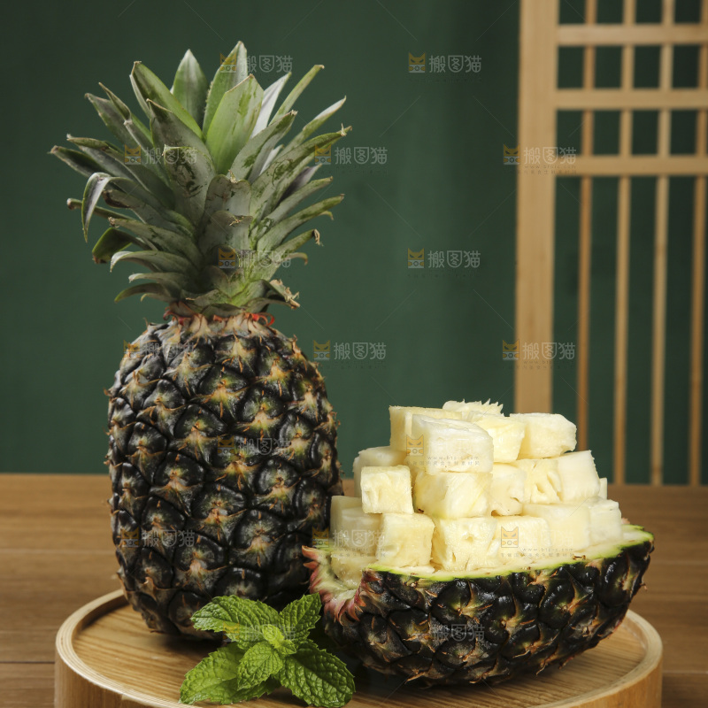 木底上的牛奶凤梨