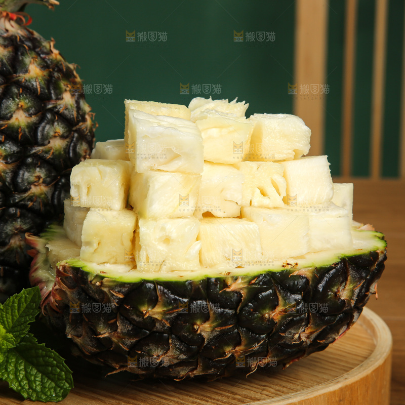 木底上的牛奶凤梨