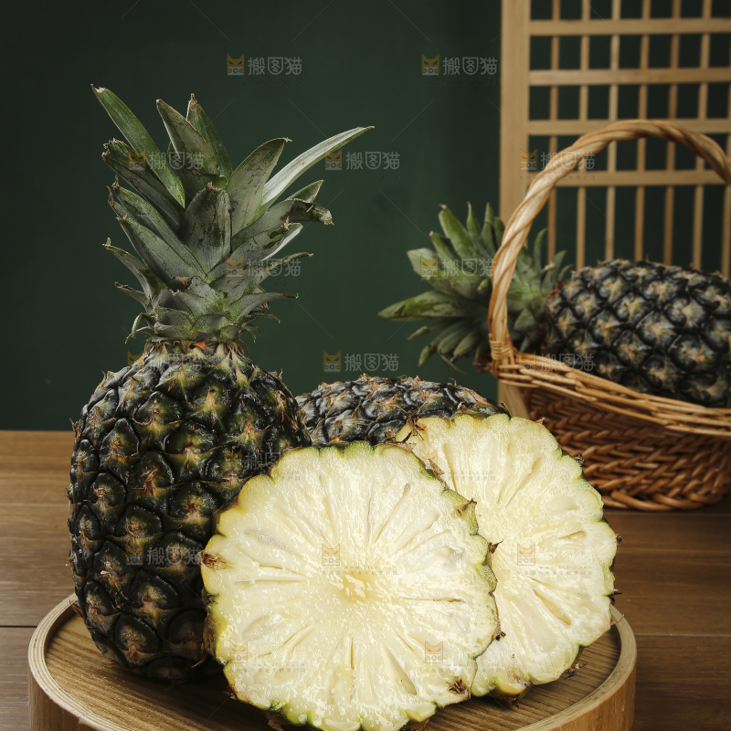 木底上的牛奶凤梨