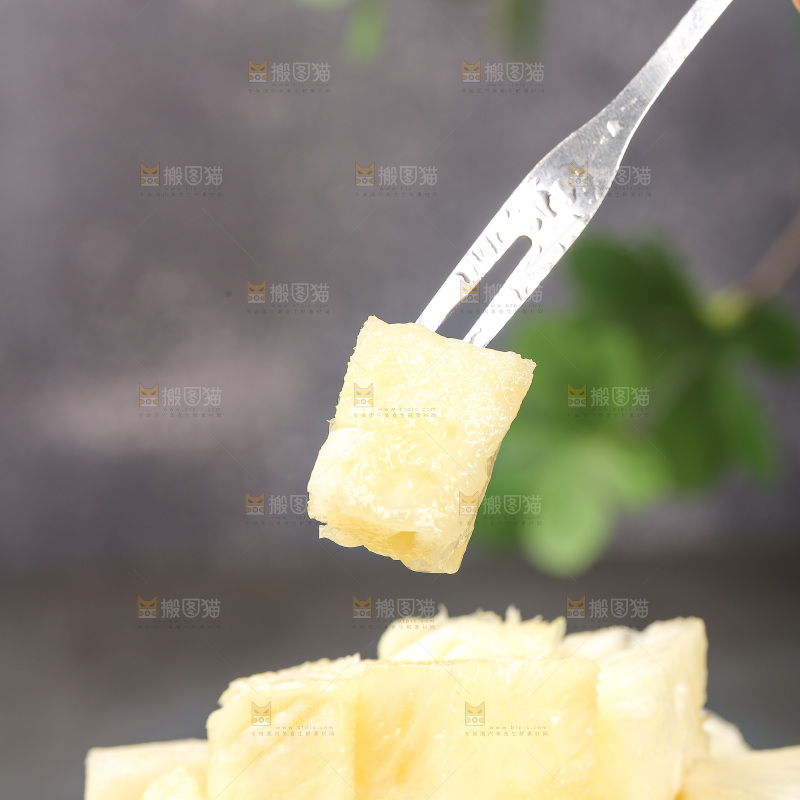 深底上的牛奶凤梨