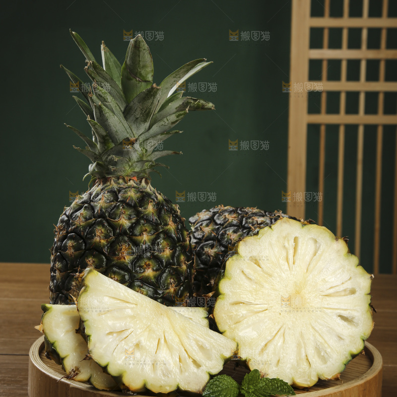 木底上的牛奶凤梨