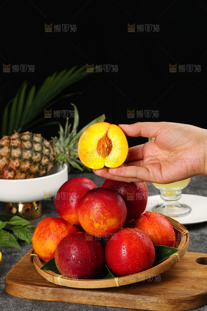 深底上的黄心油桃