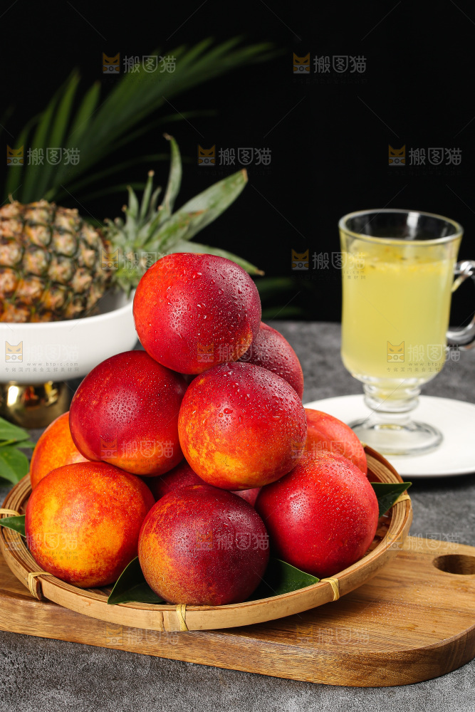 深底上的黄心油桃