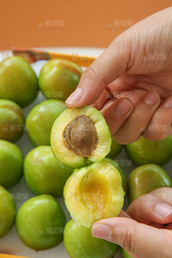 浅底上的一盒大梨杏