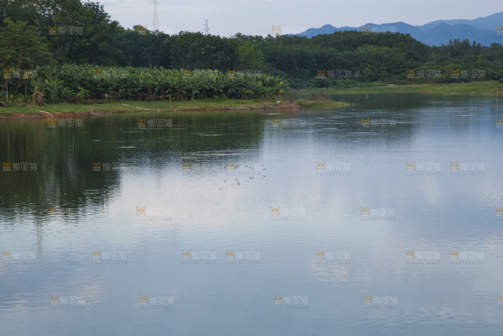 清澈风底的湖水