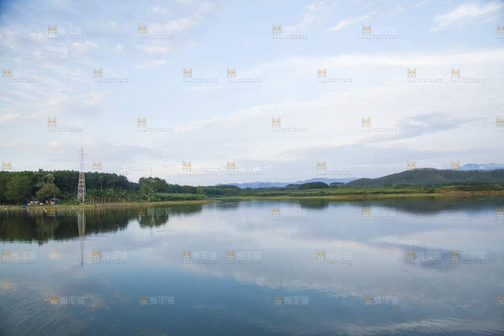 清澈风底的湖水