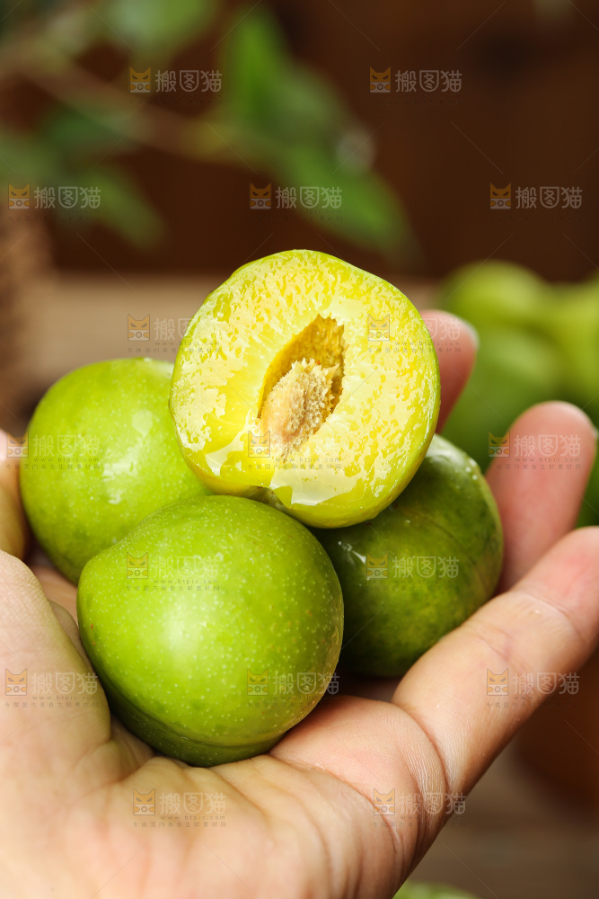 手里拿着脱骨李