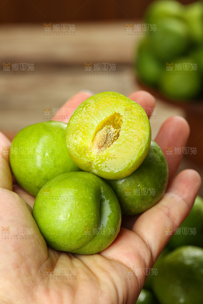 手里拿着脱骨李