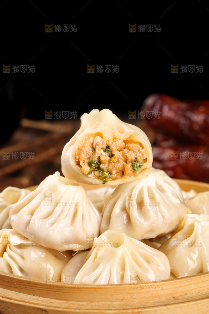 木底上的薄皮小笼包