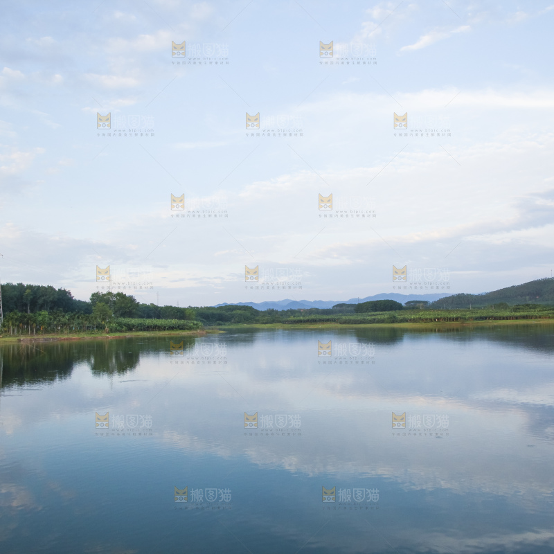 清澈风底的湖水
