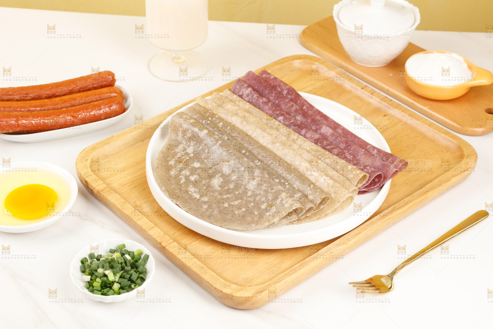 浅底上的果蔬卷饼