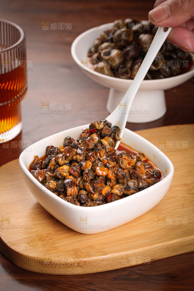 木底上的螺丝肉
