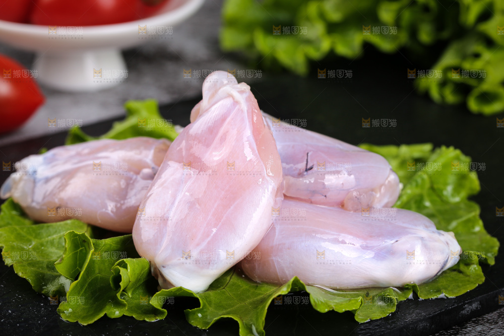 深底上的新鲜牛蛙