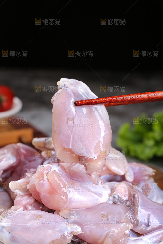 深底上的新鲜牛蛙