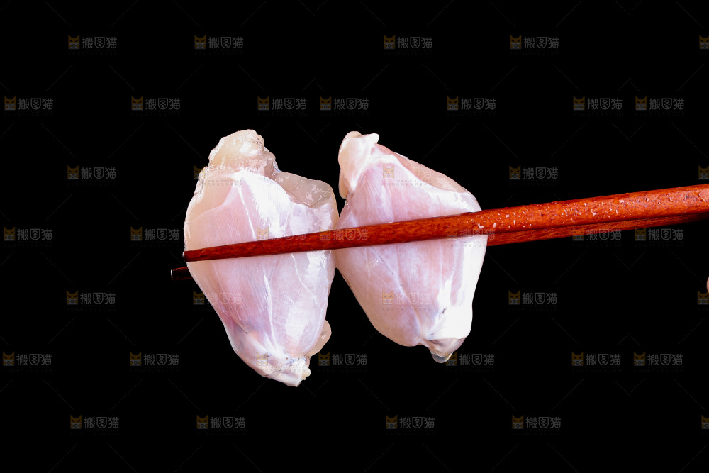 深底上的新鲜牛蛙