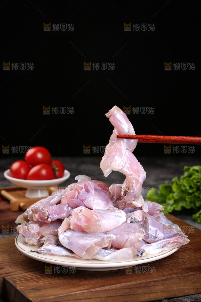 深底上的新鲜牛蛙