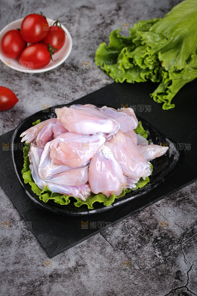 深底上的新鲜牛蛙