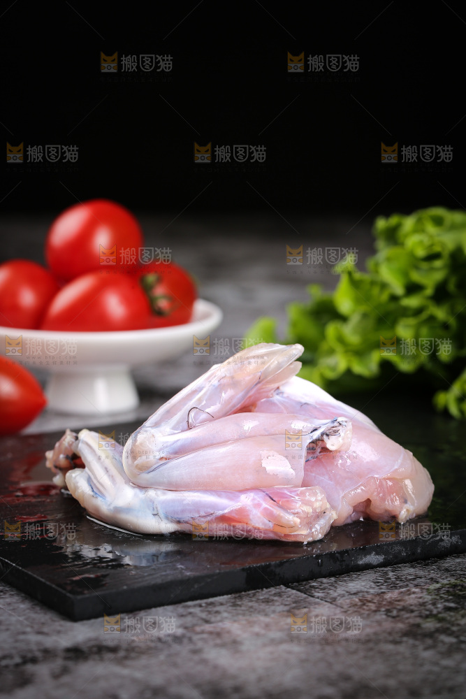深底上的新鲜牛蛙