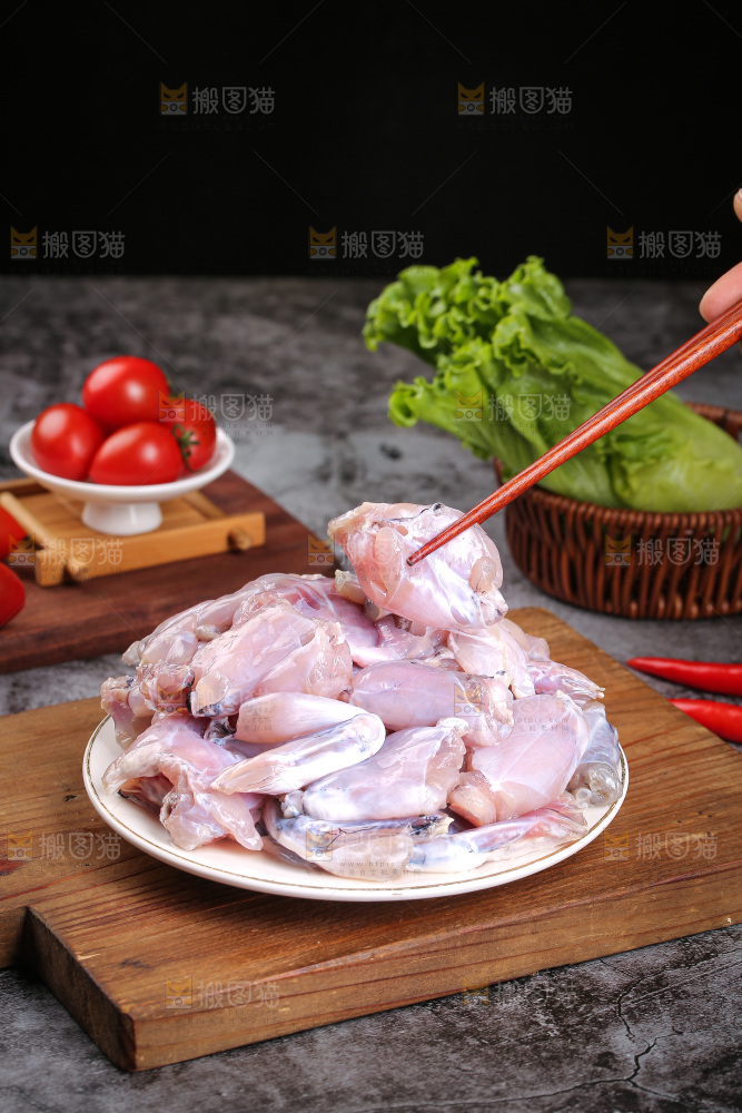 深底上的新鲜牛蛙