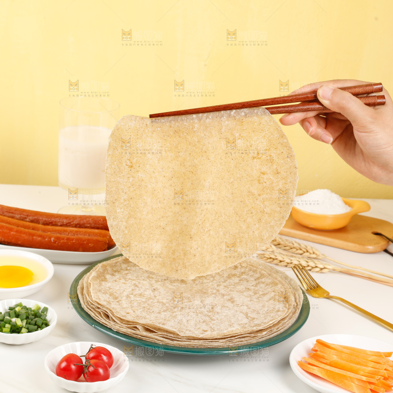 浅底上的果蔬卷饼
