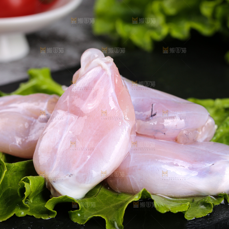 深底上的新鲜牛蛙