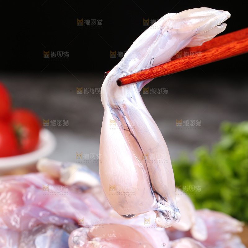 深底上的新鲜牛蛙