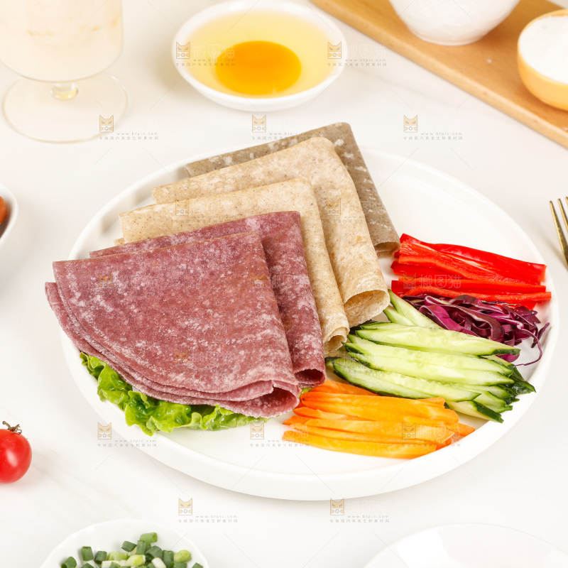 浅底上的果蔬卷饼