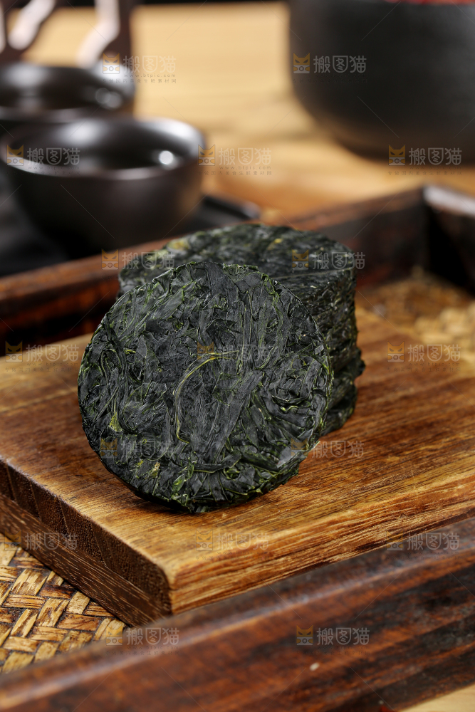 木底上的压缩海带丝