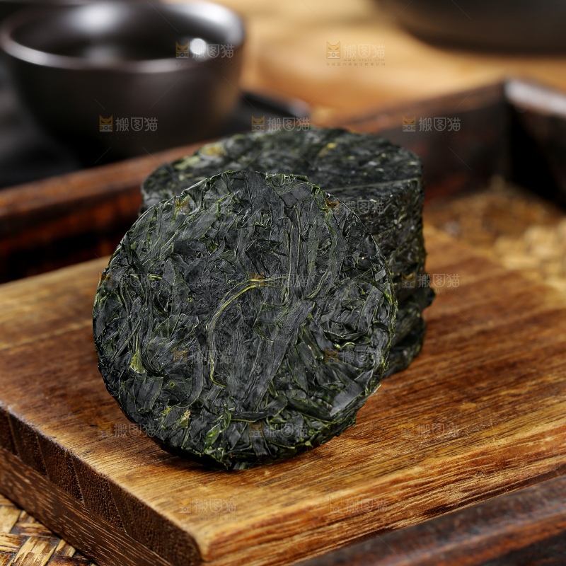 木底上的压缩海带丝