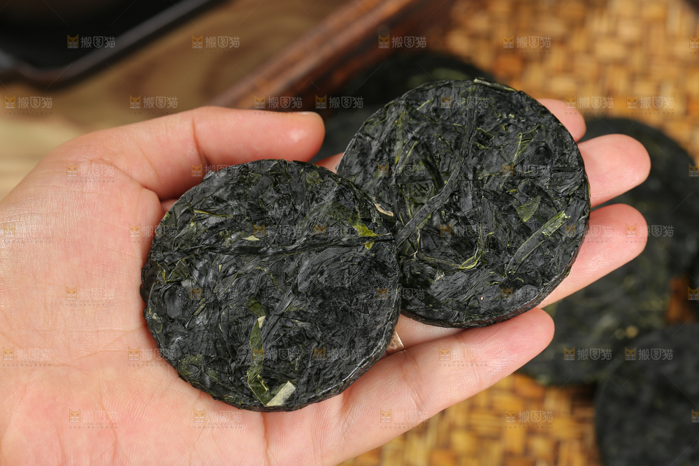 木底上的压缩海带丝