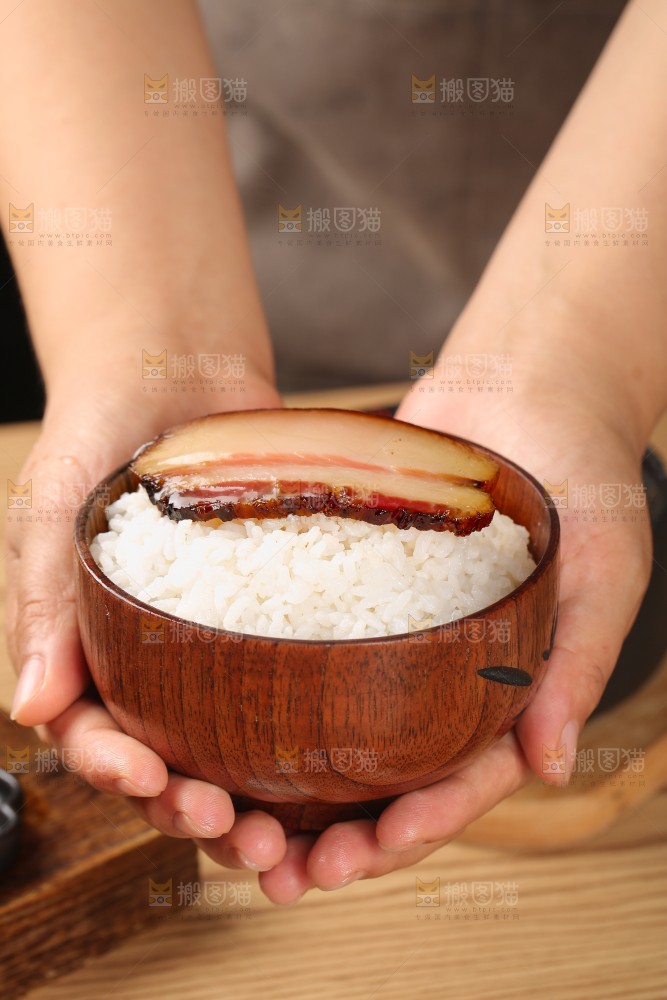 深底上的五花咸肉