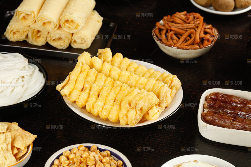 深底上的螺蛳粉食材